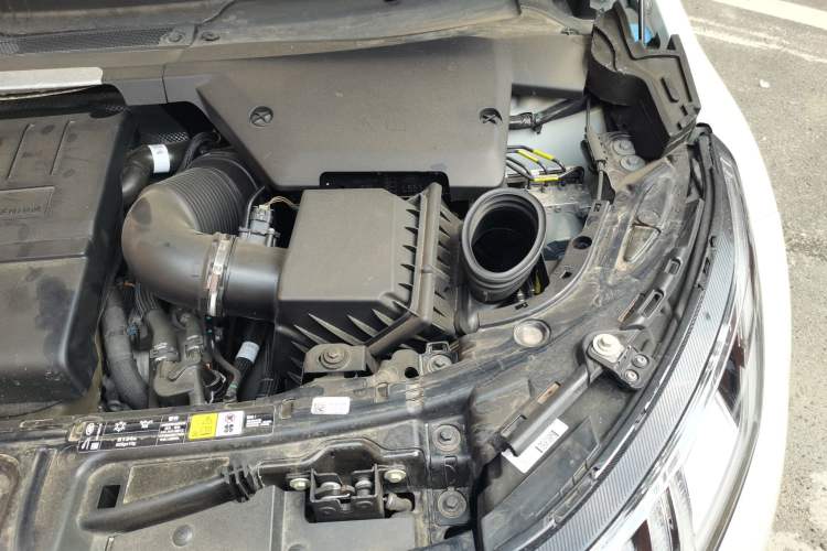 Used Land Rover Discovery Sport 2020 249 PS R-Dynamic Performance Edition Engine Bay Left