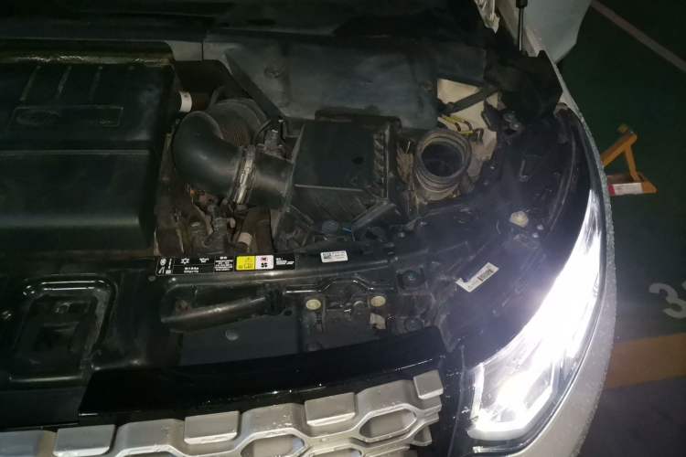 Used Land Rover Discovery Sport 2020 200 PS Family Edition Engine Bay Left