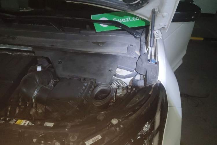 Used Land Rover Discovery Sport 2020 249 PS R-Dynamic Luxury Custom Edition Engine Bay Left