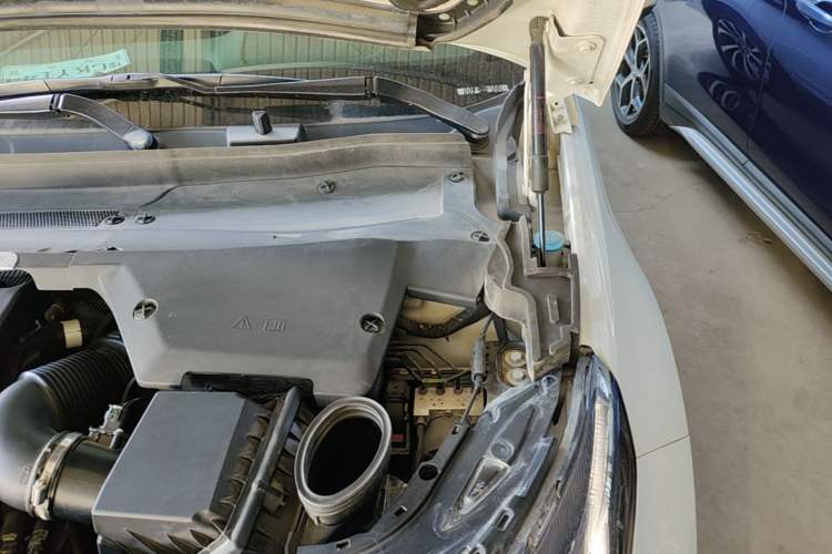 Used Land Rover Discovery Sport 2020 249 PS R-Dynamic Performance Edition Engine Bay Left