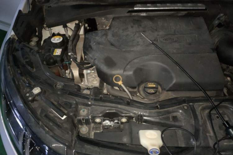 Used Land Rover Discovery Sport 2020 249 PS R-Dynamic Performance Edition Engine Bay Right