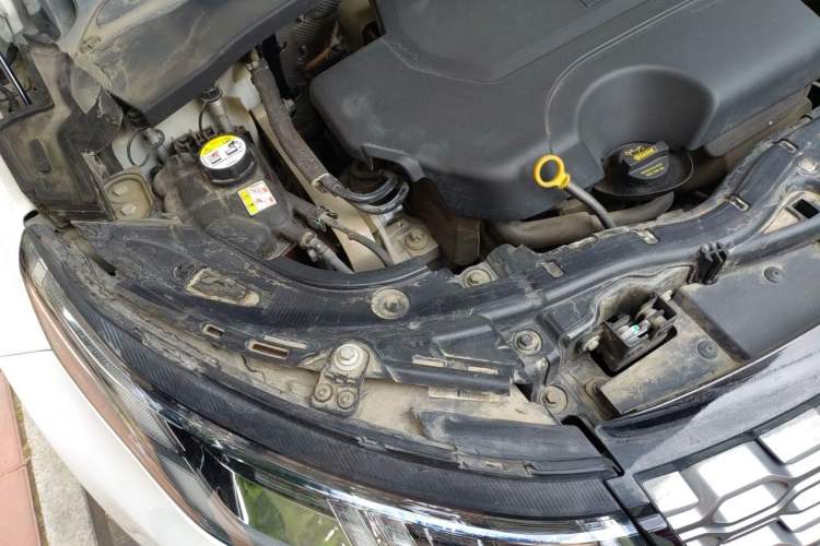 Used Land Rover Discovery Sport 2020 249 PS R-Dynamic Performance Edition Engine Bay Right