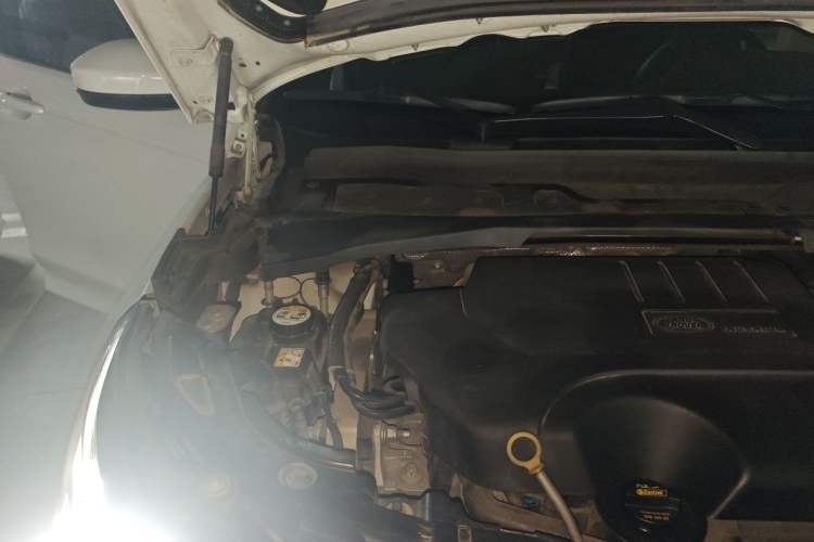Used Land Rover Discovery Sport 2020 249 PS R-Dynamic Performance Edition Engine Bay Right
