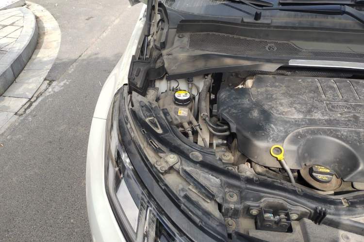 Used Land Rover Discovery Sport 2020 249 PS R-Dynamic Performance Edition Engine Bay Right
