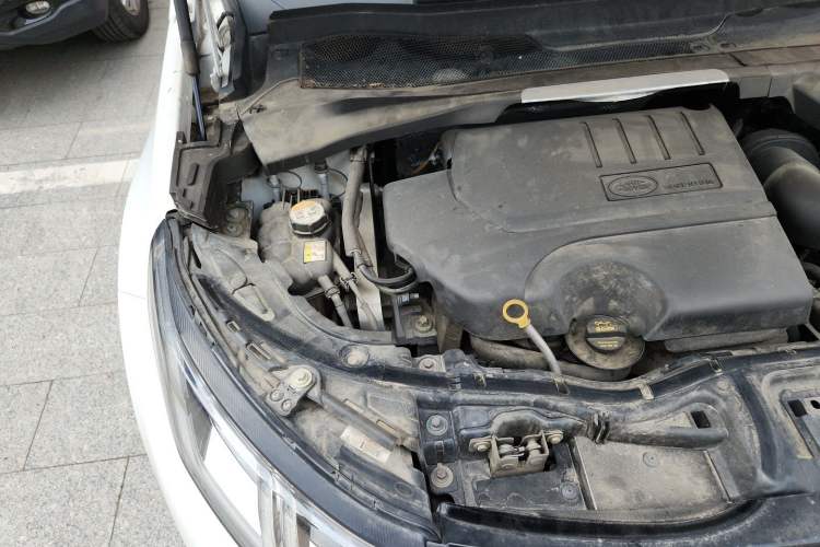Used Land Rover Discovery Sport 2020 249 PS R-Dynamic Performance Edition Engine Bay Right