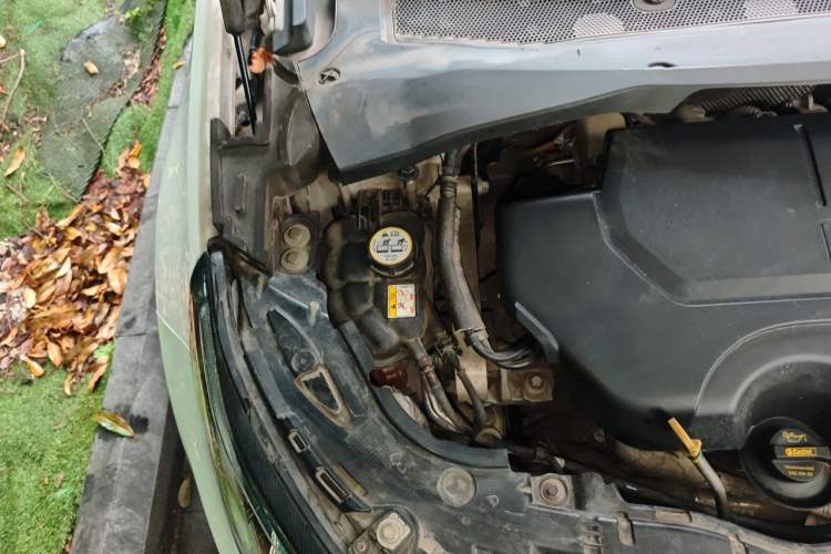 Used Land Rover Discovery Sport 2020 249 PS R-Dynamic Performance Edition Engine Bay Right