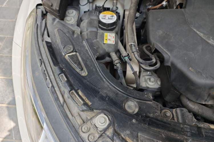 Used Land Rover Discovery Sport 2020 249 PS R-Dynamic Luxury Custom Edition Engine Bay Right