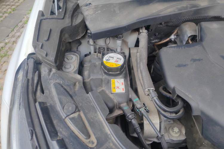 Used Land Rover Discovery Sport 2020 249 PS R-Dynamic Performance Edition Engine Bay Right