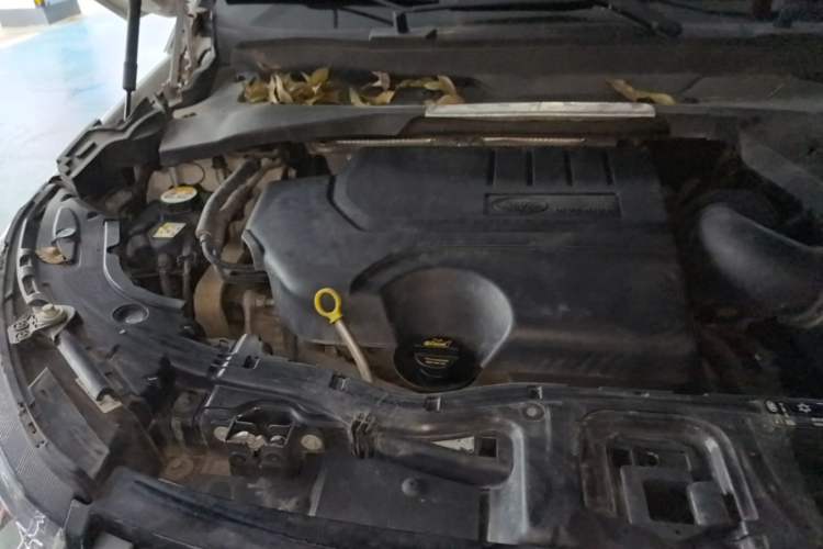 Used Land Rover Discovery Sport 2020 249 PS R-Dynamic Performance Edition Engine Bay Right