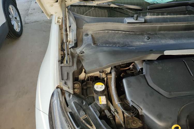 Used Land Rover Discovery Sport 2020 249 PS R-Dynamic Performance Edition Engine Bay Right