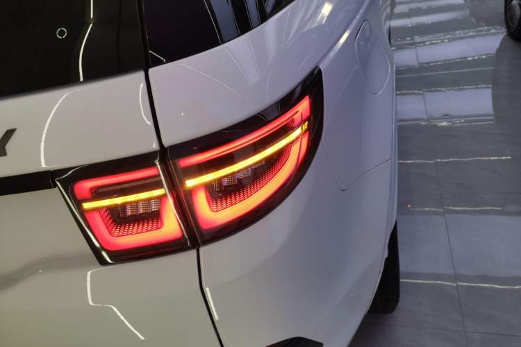 Used Land Rover Discovery Sport 2020 249 PS R-Dynamic Performance Tech Edition 7 Seats Exterior 2