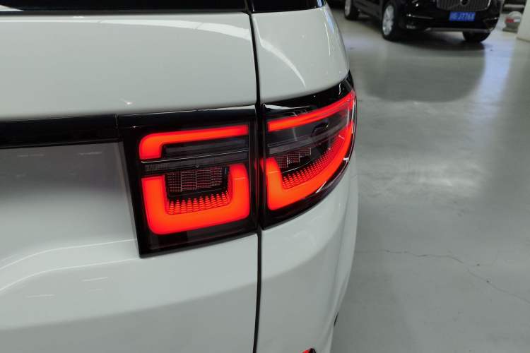 Used Land Rover Discovery Sport 2020 249 PS R-Dynamic Performance Tech Edition 7 Seats Exterior 3