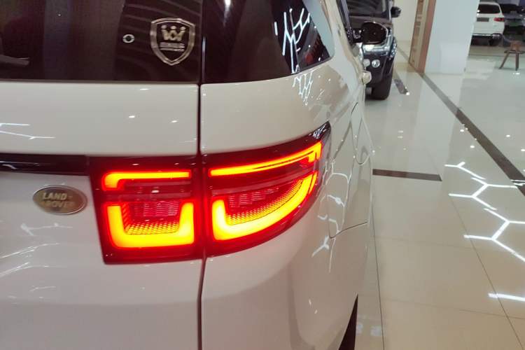 Used Land Rover Discovery Sport 2020 249 PS R-Dynamic Performance Edition Exterior 3
