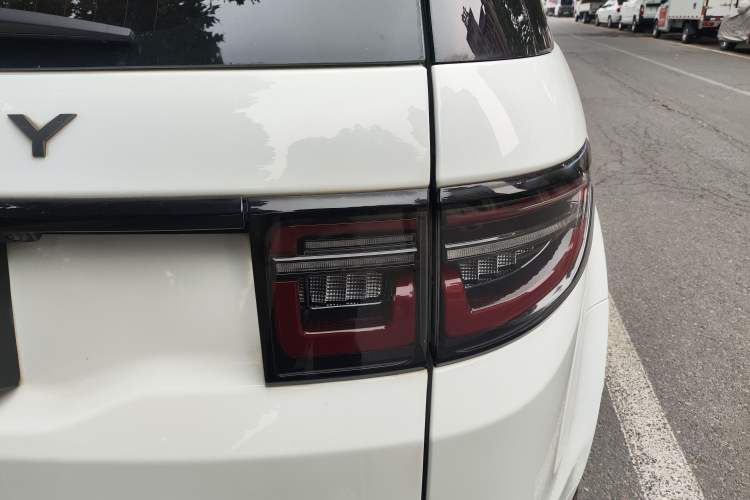 Used Land Rover Discovery Sport 2020 249 PS R-Dynamic Performance Edition Exterior 8