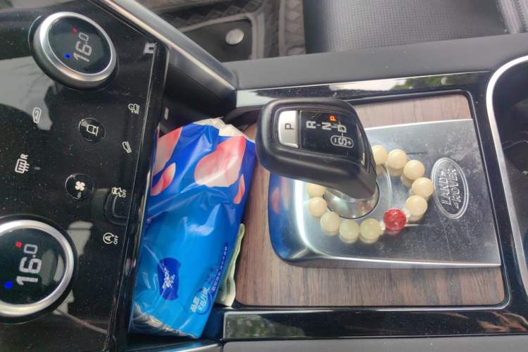 Used Land Rover Discovery Sport 2020 249 PS R-Dynamic Performance Edition Gear Lever