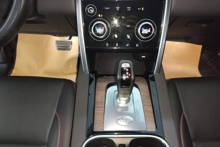 Used Land Rover Discovery Sport 2020 249 PS R-Dynamic Performance Tech Edition 7 Seats Gear Lever