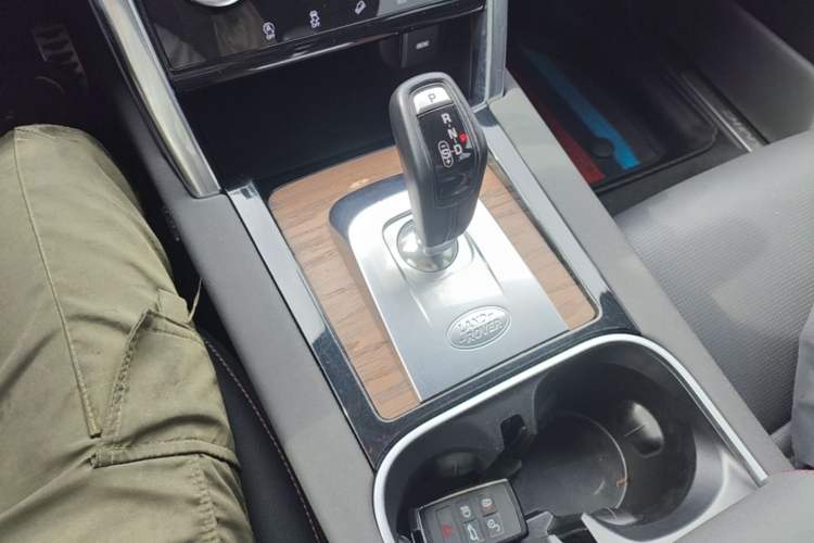 Used Land Rover Discovery Sport 2020 249 PS R-Dynamic Performance Tech Edition 5 Seats Gear Lever