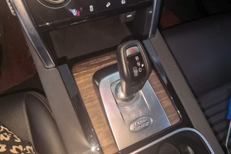 Used Land Rover Discovery Sport 2020 249 PS R-Dynamic Performance Edition Gear Lever