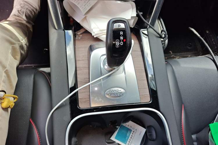 Used Land Rover Discovery Sport 2020 249 PS R-Dynamic Performance Tech Edition 5 Seats Gear Lever