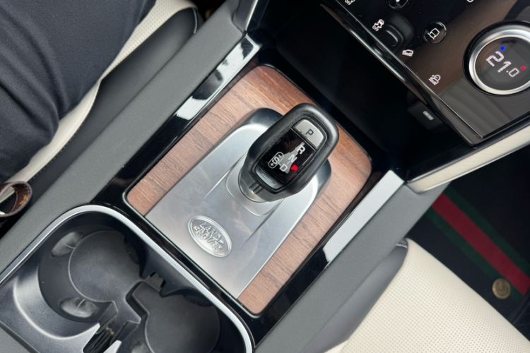 Used Land Rover Discovery Sport 2020 249 PS R-Dynamic Performance Edition Gear Lever
