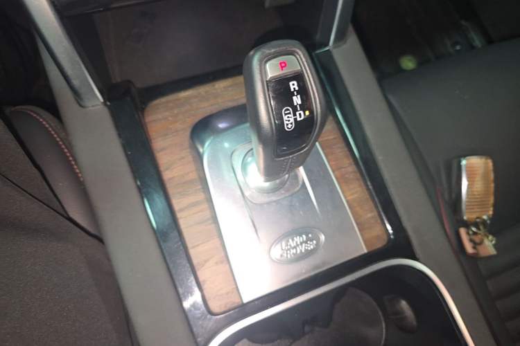 Used Land Rover Discovery Sport 2020 249 PS R-Dynamic Performance Tech Edition 5 Seats Gear Lever