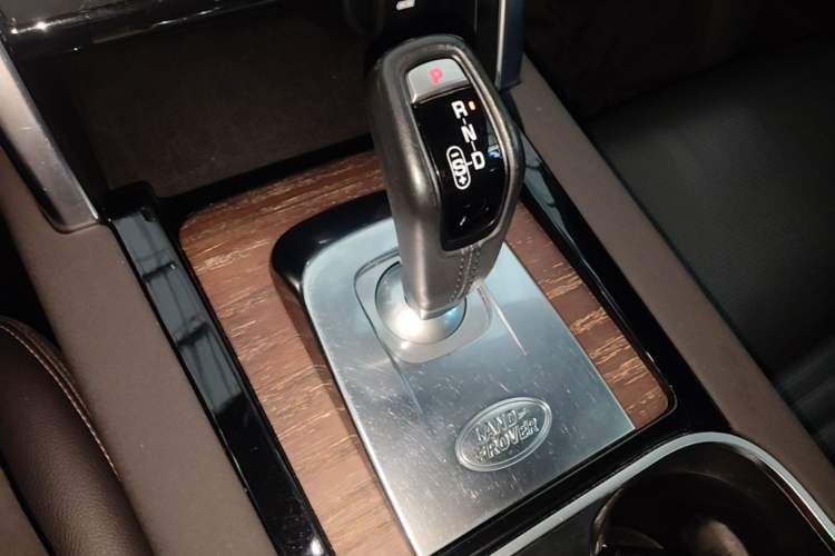 Used Land Rover Discovery Sport 2020 249 PS R-Dynamic Performance Edition Gear Lever