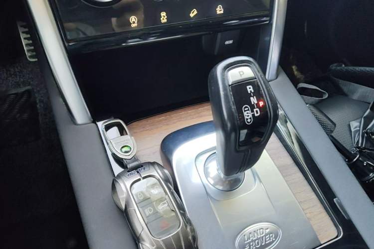 Used Land Rover Discovery Sport 2020 249 PS R-Dynamic Performance Tech Edition 7 Seats Gear Lever