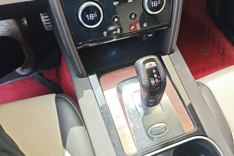 Used Land Rover Discovery Sport 2020 249 PS R-Dynamic Performance Tech Edition 7 Seats Gear Lever
