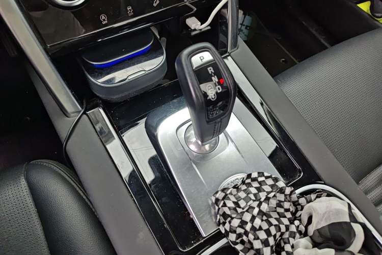 Used Land Rover Discovery Sport 2020 200 PS Family Edition Gear Lever