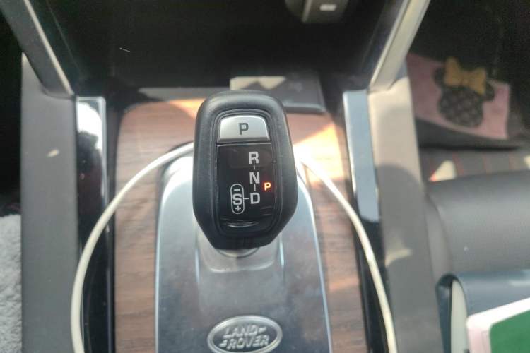Used Land Rover Discovery Sport 2020 249 PS R-Dynamic Performance Edition Gear Lever
