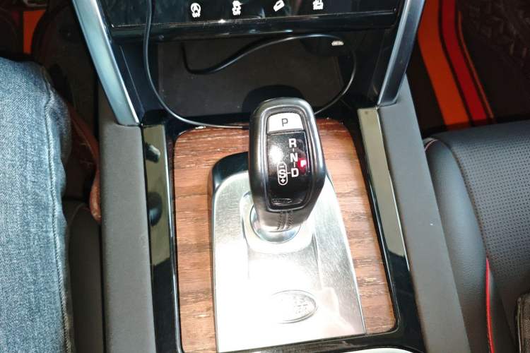 Used Land Rover Discovery Sport 2020 249 PS R-Dynamic Performance Tech Edition 7 Seats Gear Lever