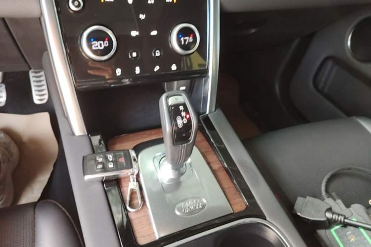 Used Land Rover Discovery Sport 2020 249 PS R-Dynamic Performance Edition Gear Lever