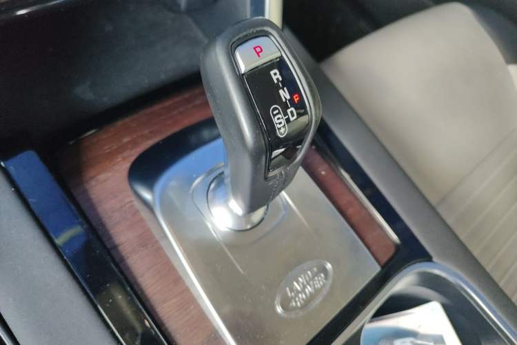 Used Land Rover Discovery Sport 2020 249 PS R-Dynamic Performance Edition Gear Lever