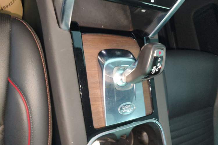 Used Land Rover Discovery Sport 2020 249 PS R-Dynamic Performance Tech Edition 7 Seats Gear Lever
