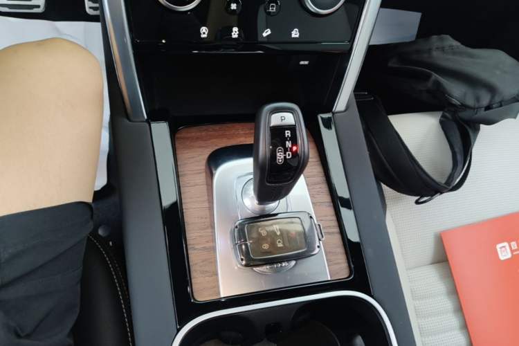 Used Land Rover Discovery Sport 2020 249 PS R-Dynamic Performance Edition Gear Lever