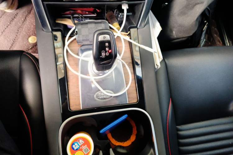 Used Land Rover Discovery Sport 2020 249 PS R-Dynamic Performance Tech Edition 7 Seats Gear Lever