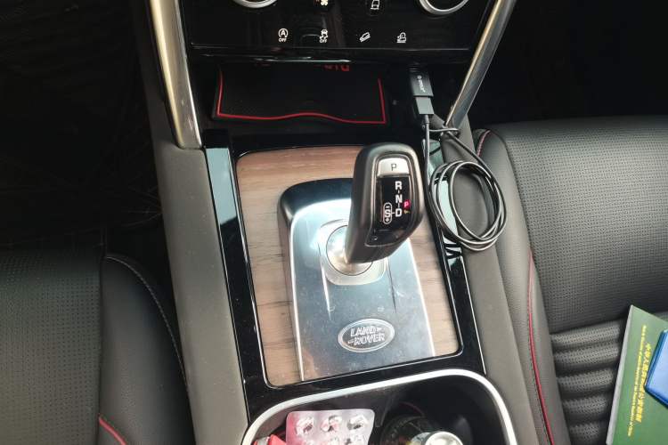 Used Land Rover Discovery Sport 2020 249 PS R-Dynamic Performance Tech Edition 7 Seats Gear Lever