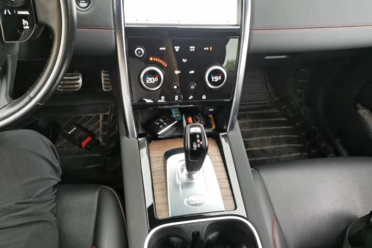 Used Land Rover Discovery Sport 2020 249 PS R-Dynamic Performance Edition Gear Lever