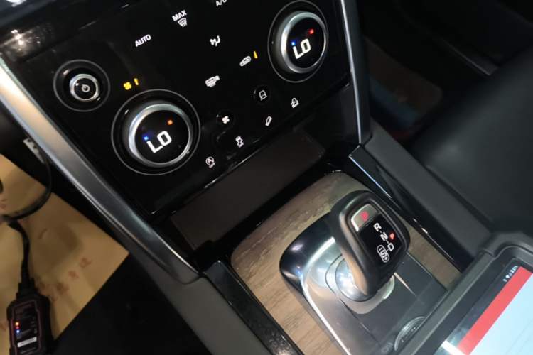 Used Land Rover Discovery Sport 2020 249 PS R-Dynamic Performance Edition Gear Lever