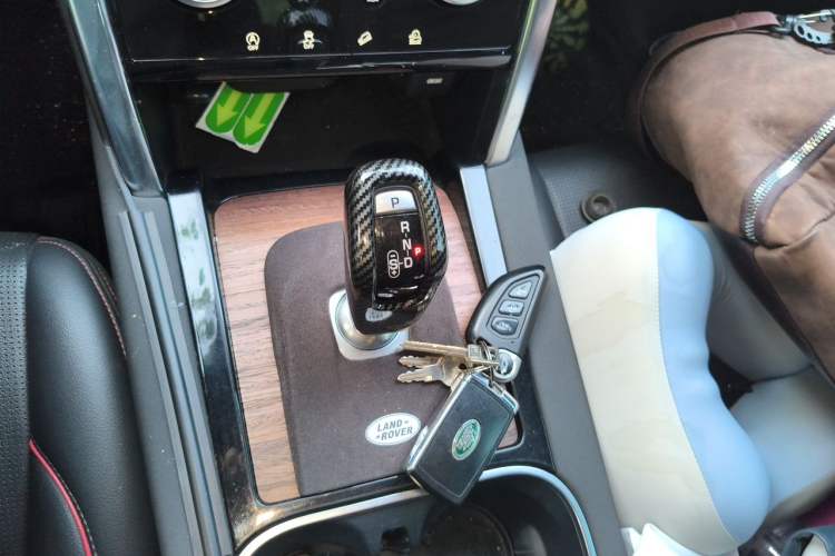 Used Land Rover Discovery Sport 2020 249 PS R-Dynamic Performance Edition Gear Lever