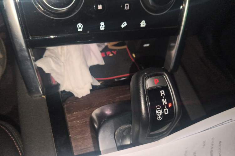 Used Land Rover Discovery Sport 2020 249 PS R-Dynamic Performance Tech Edition 5 Seats Gear Lever