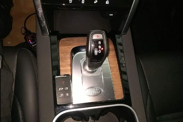 Used Land Rover Discovery Sport 2020 200 PS Family Edition Gear Lever