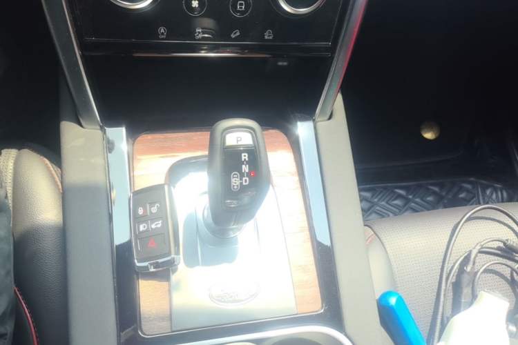 Used Land Rover Discovery Sport 2020 249 PS R-Dynamic Performance Tech Edition 5 Seats Gear Lever