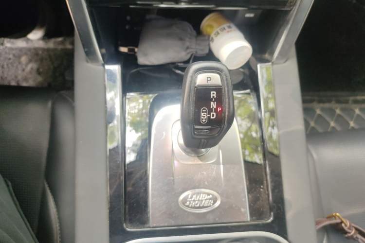 Used Land Rover Discovery Sport 2020 200 PS Family Edition Gear Lever