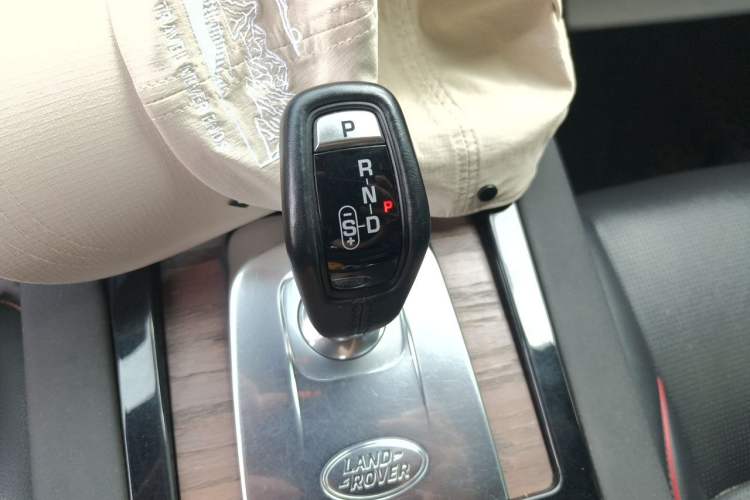 Used Land Rover Discovery Sport 2020 249 PS R-Dynamic Performance Edition Gear Lever