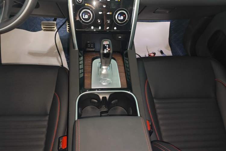 Used Land Rover Discovery Sport 2020 249 PS R-Dynamic Performance Tech Edition 5 Seats Gear Lever