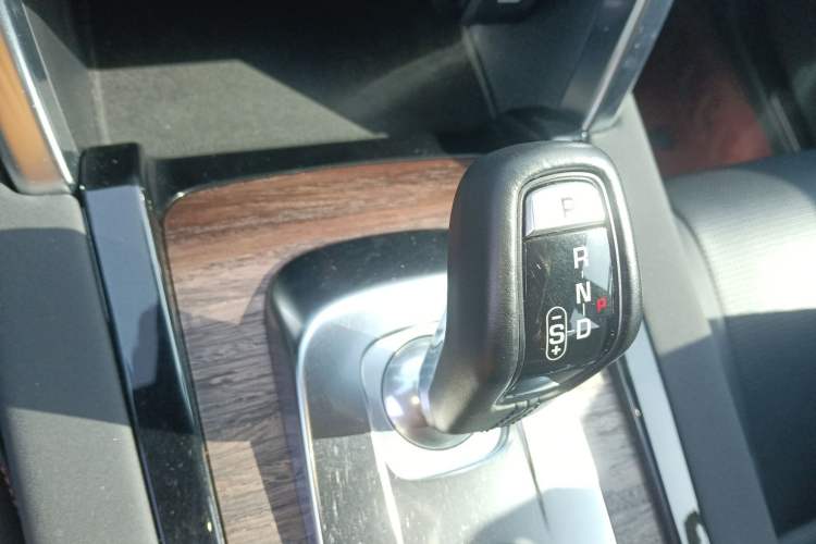 Used Land Rover Discovery Sport 2020 249 PS R-Dynamic Performance Tech Edition 7 Seats Gear Lever