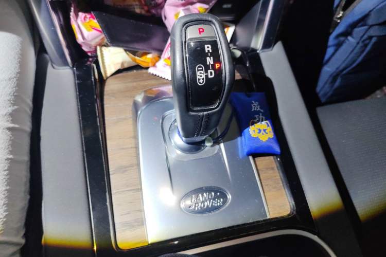 Used Land Rover Discovery Sport 2020 249 PS R-Dynamic Performance Edition Gear Lever