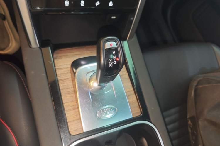 Used Land Rover Discovery Sport 2020 249 PS R-Dynamic Performance Edition Gear Lever