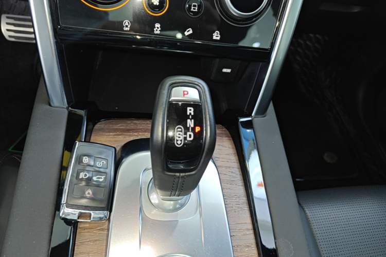 Used Land Rover Discovery Sport 2020 249 PS R-Dynamic Performance Tech Edition 7 Seats Gear Lever